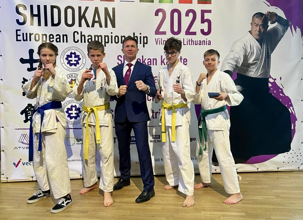 Vaikai su treneriu Shidokan Europos čempionate 2025 Vilniuje